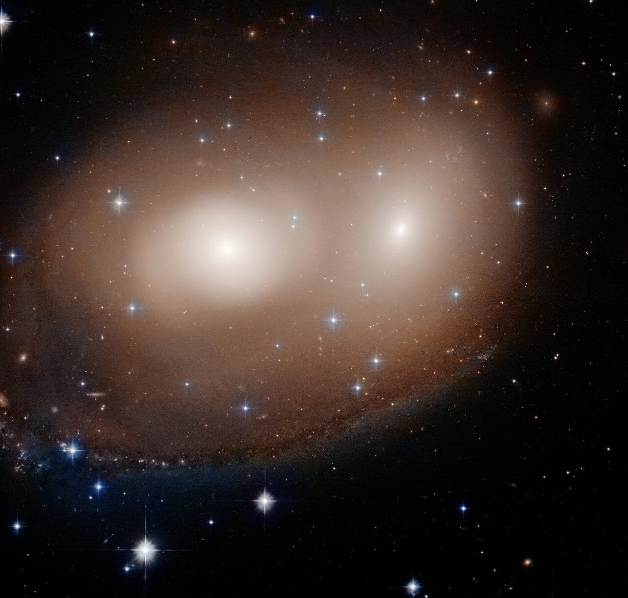 衝突初期段階の銀河 ハッブル宇宙望遠鏡が観測した「NGC 2292」と「NGC 2293」