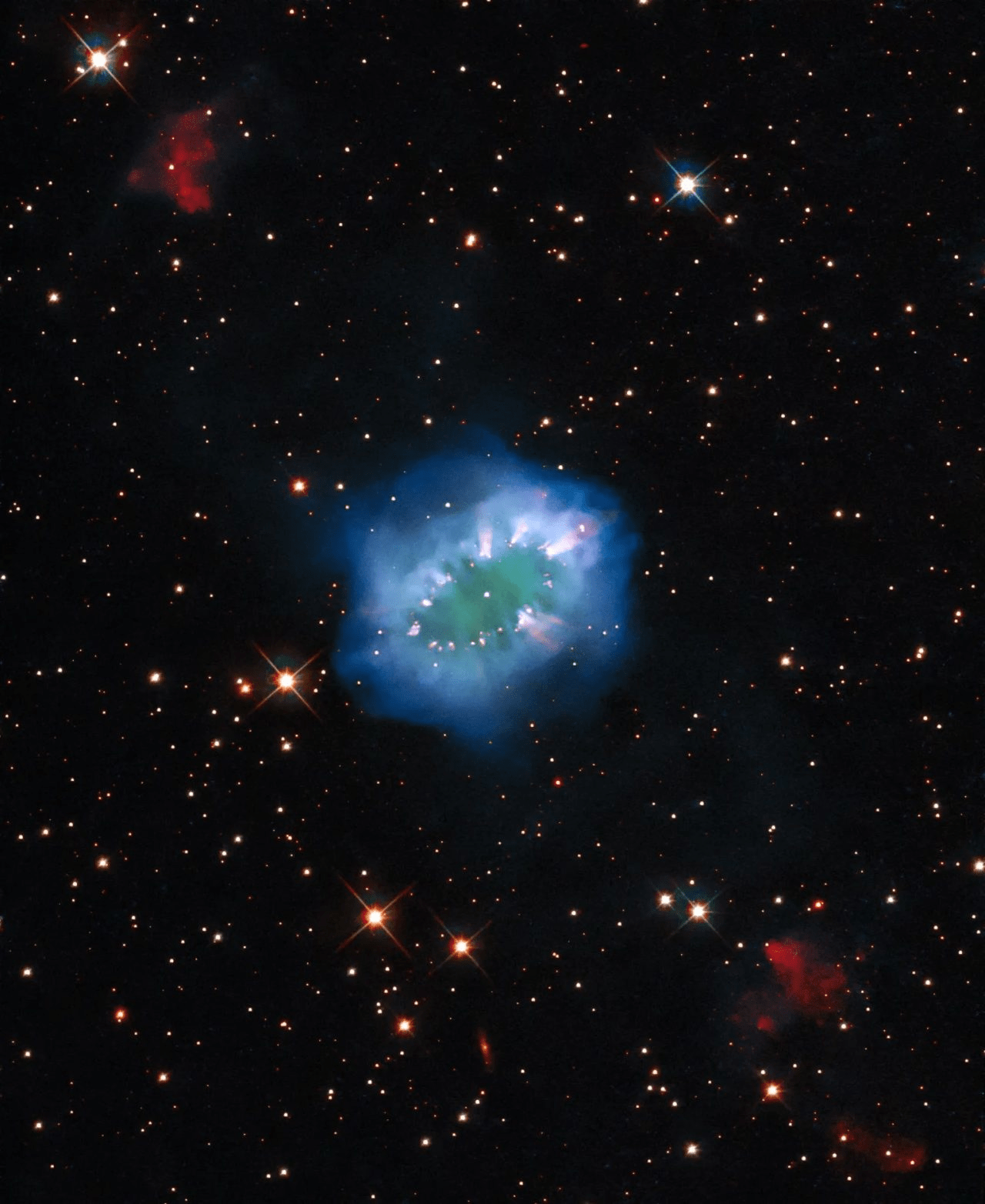 連星が描く宇宙の美しいリング。「ネックレス星雲（Necklace Nebula）」【今日の宇宙画像】