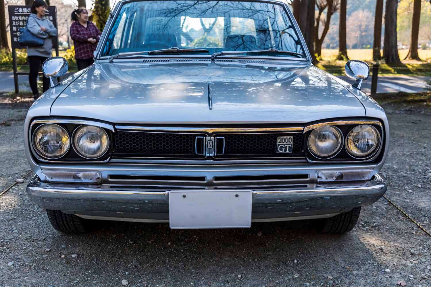 納屋で10年眠ったサーフラインが正しく残る72年式最終ハコスカセダン。ワーナー5速への載せ替えとフルトラで快適仕様に蘇る！