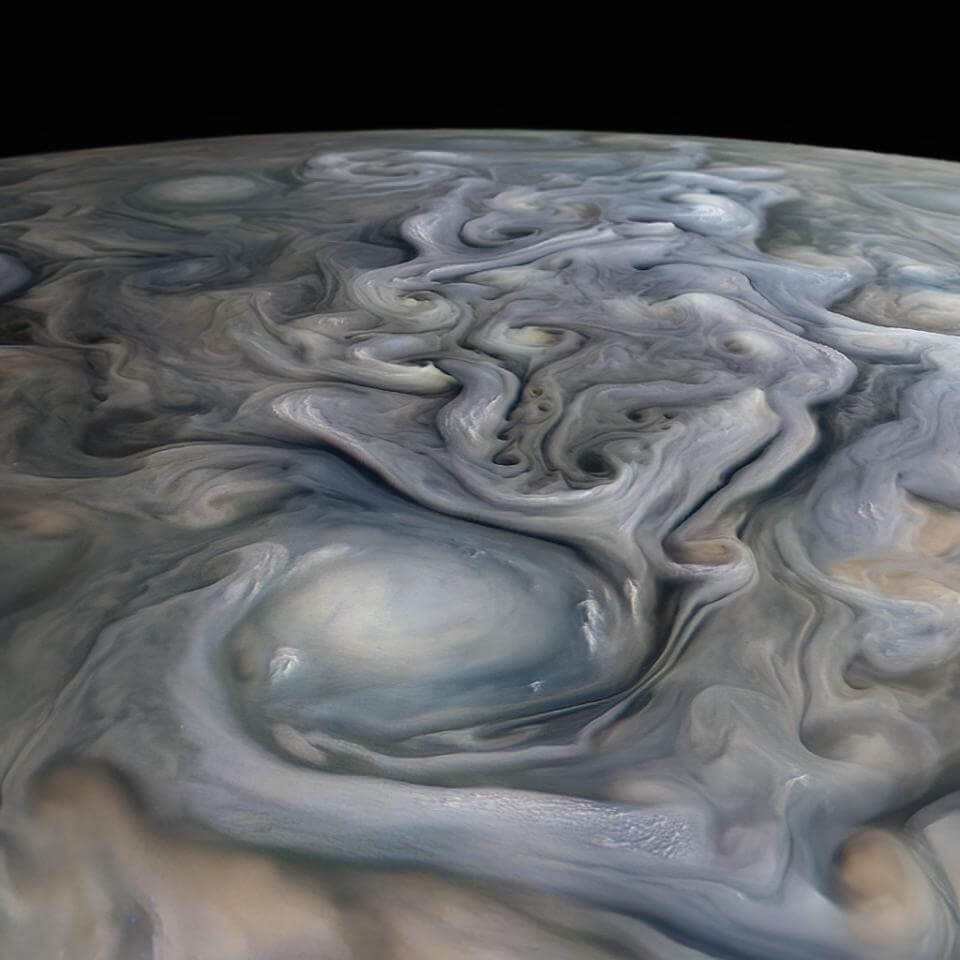 何に見える？ 色彩強調で浮かび上がる木星の雲と渦【今日の宇宙画像】