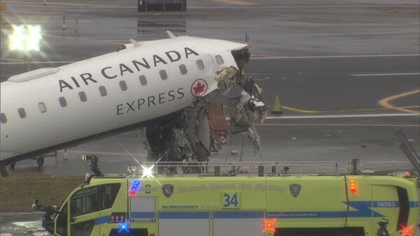 ニューヨークの空港で航空機と消防車衝突 管制官「失敗した」音声公開