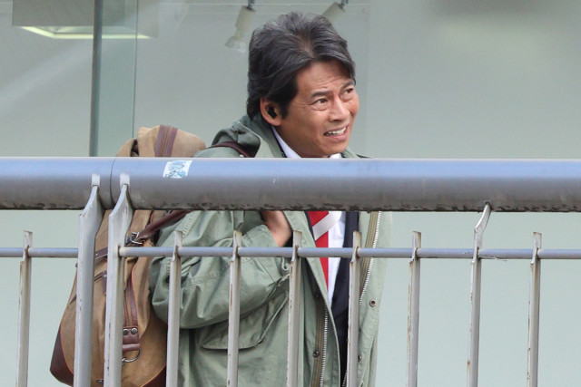 《スタッフも心配》織田裕二『踊る』新作撮影現場を目撃…新宿駆ける全力奔走も見せた“疲れた表情”（女性自身）｜ｄメニューニュース