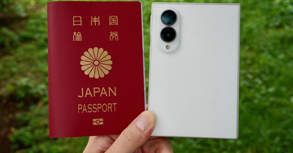 「パスポートサイズ」の需要はどこに？ 折りたたみスマホの意外なメリット