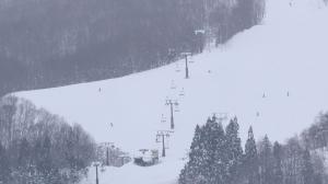 リフトで宙づりに 22歳女性が死亡 リュックのバックルが挟まったか 「リュックは前に抱えるか横に置く」他のスキー場で注意喚起の動き