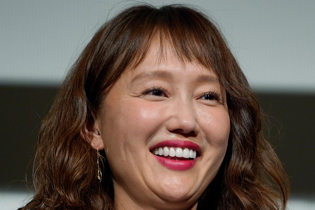 女優「工藤夕貴」の愛車「トヨタのコンパクトミニバン」が“豪華ウッド内装”に大変身!? 母のために改装した「アウトドア仕様」がスゴすぎた！ 「車中泊」もできるオシャレな「シエンタ」とは