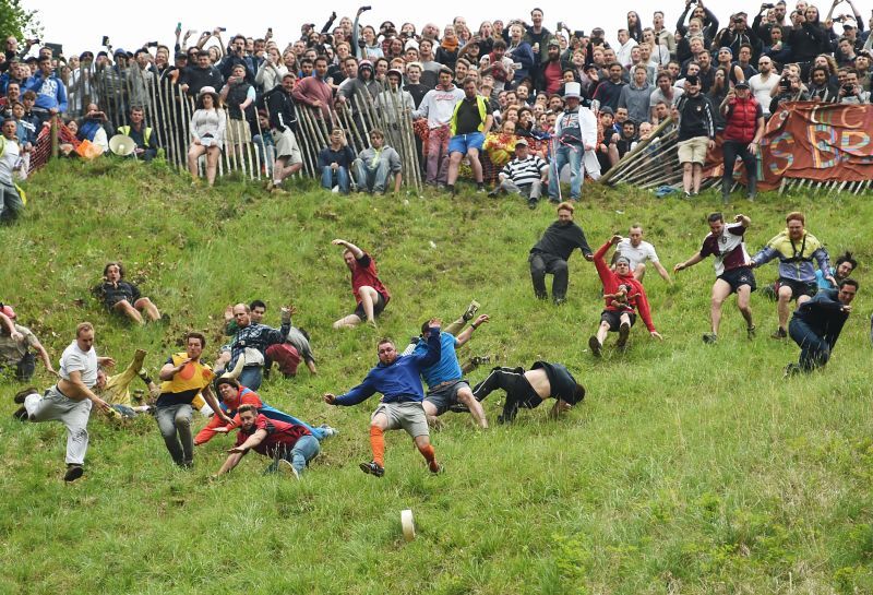 チーズを追いかけて急斜面をダッシュ、骨折や失神続出の「世界一危険」なレース 英