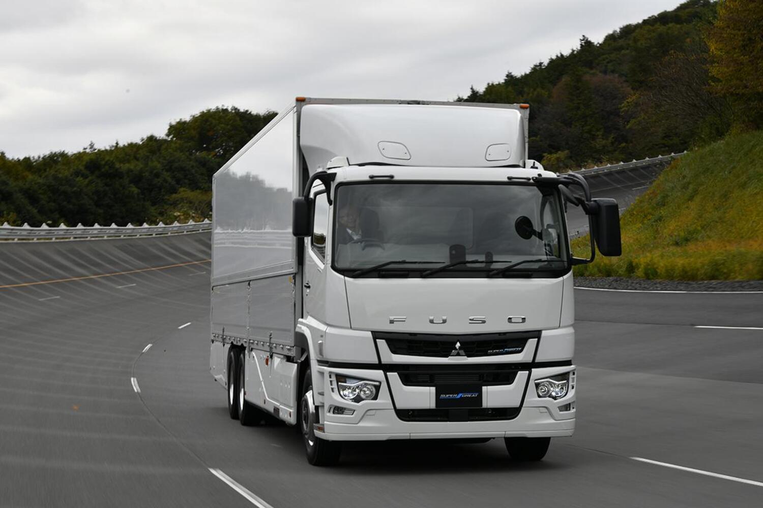 自動運転建機が動く現場で異常事態発生！ 現場に急行する「移動司令室」がもはやSFの世界だった