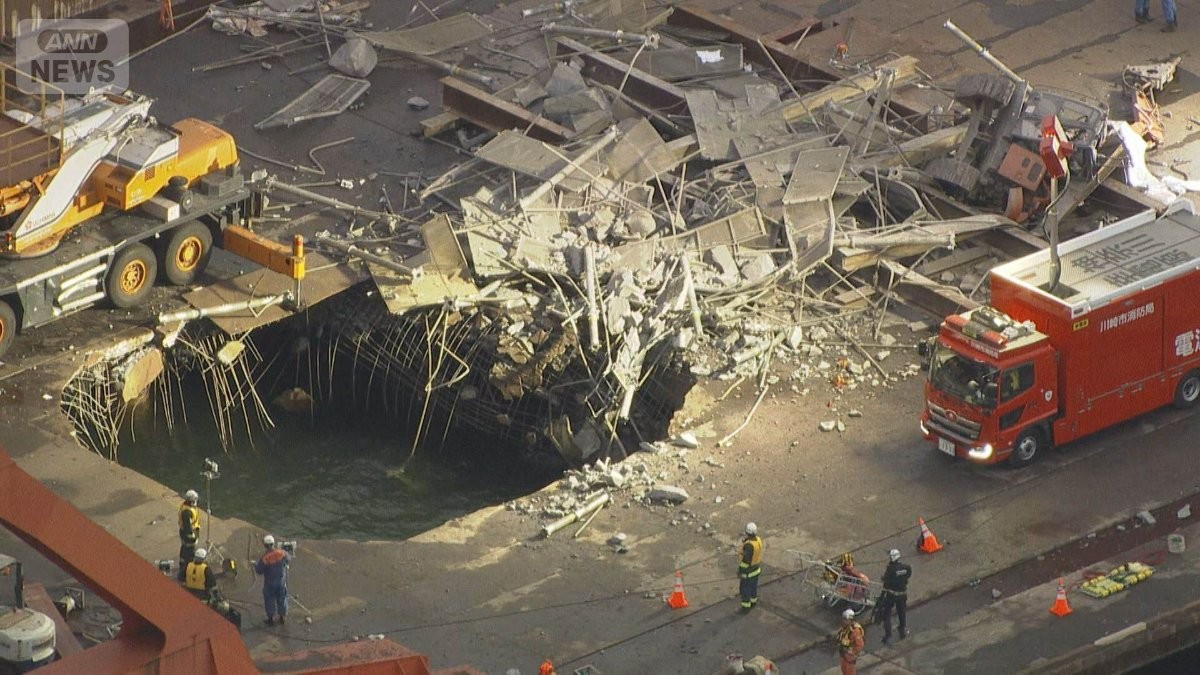 行方不明の1人の捜索続く 海に落ちたか 川崎の高さ40m足場崩落 作業員落下3人死亡