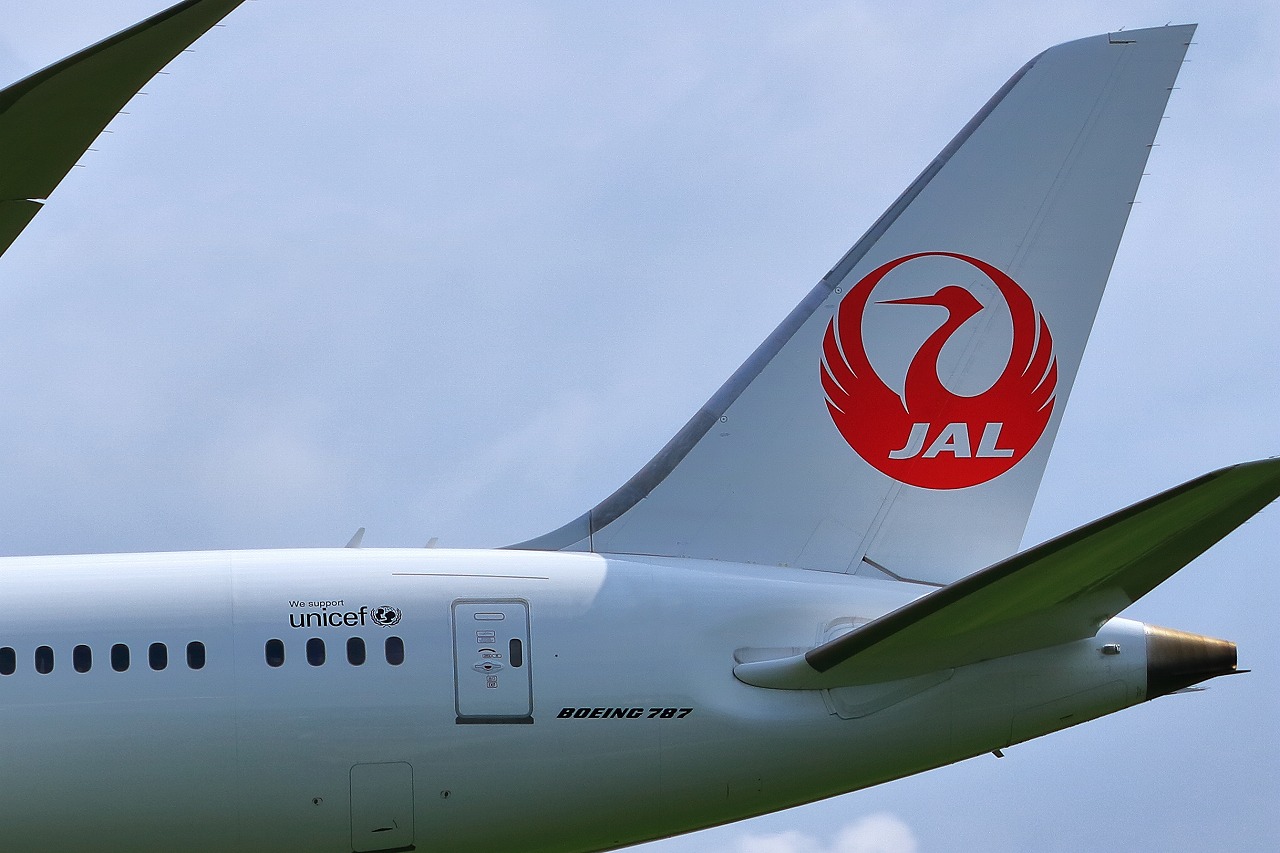 「さすがファーストクラスのウェア」 JALの“機内着”がおうちでも楽しめるなんて……！ 「着心地の良さにビックリ」「2枚追加購入」の声