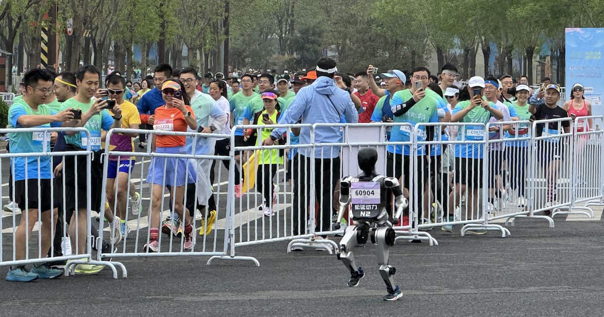 北京で人型ロボットが走るハーフマラソン大会 中国が「世界初」で新興産業をアピール