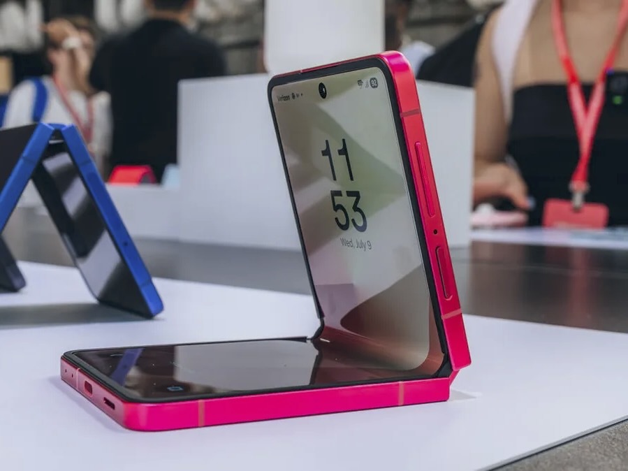 サムスン最新折りたたみスマホを入手も、すぐ「コンクリ地面」に落としてしまった話（CNET Japan）