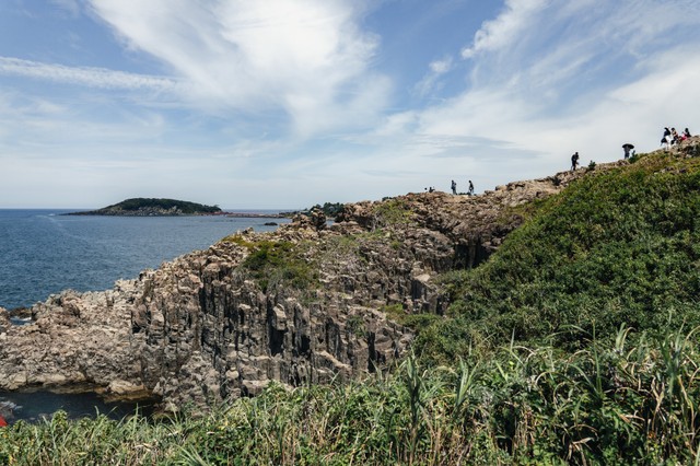 東尋坊で撮影した写真でAI機能「人物を削除」を試したら→なぜか僧侶の人影のようなものが（よろず～ニュース）