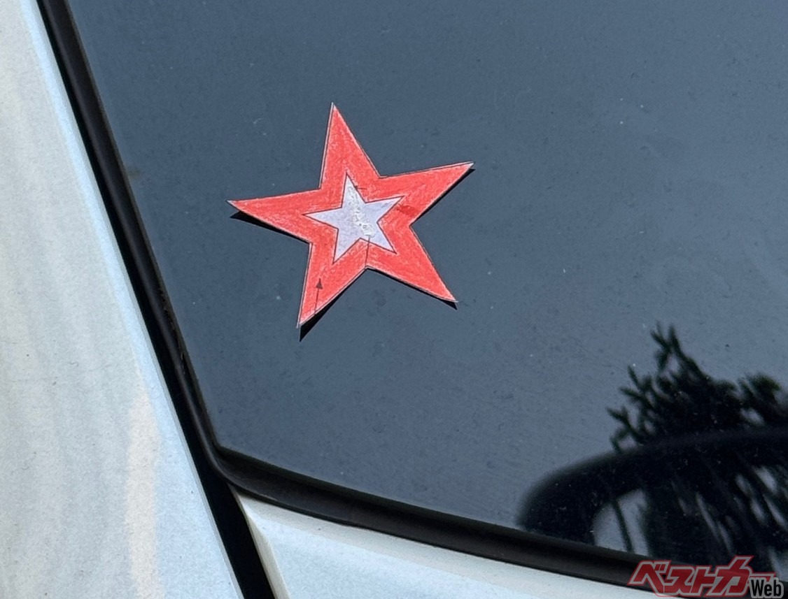 赤い星のマークが認定米国車の印!! 赤ウインカーも歩行者安全基準も書面だけでクリア？ トランプのいいなりでいいのか？