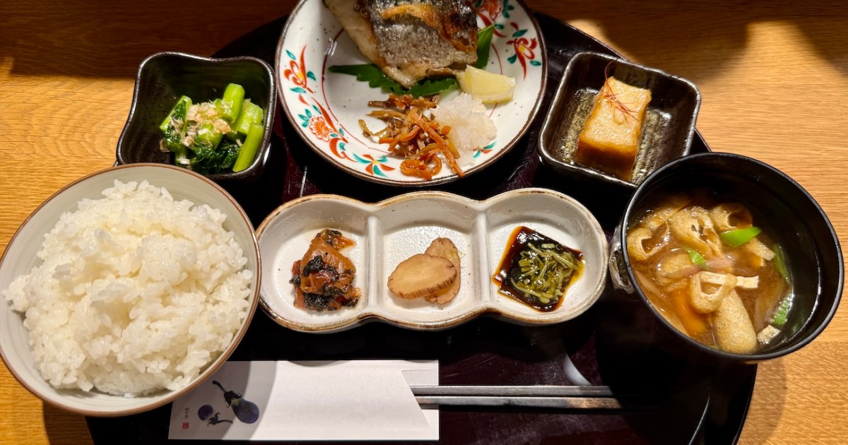 【麻布十番駅1分】旅館の朝ごはんが食べられる「あみ城」の朝定食（1400円）が豪華すぎて通いたい / 朝サウナと組み合わせれば完全にキマる