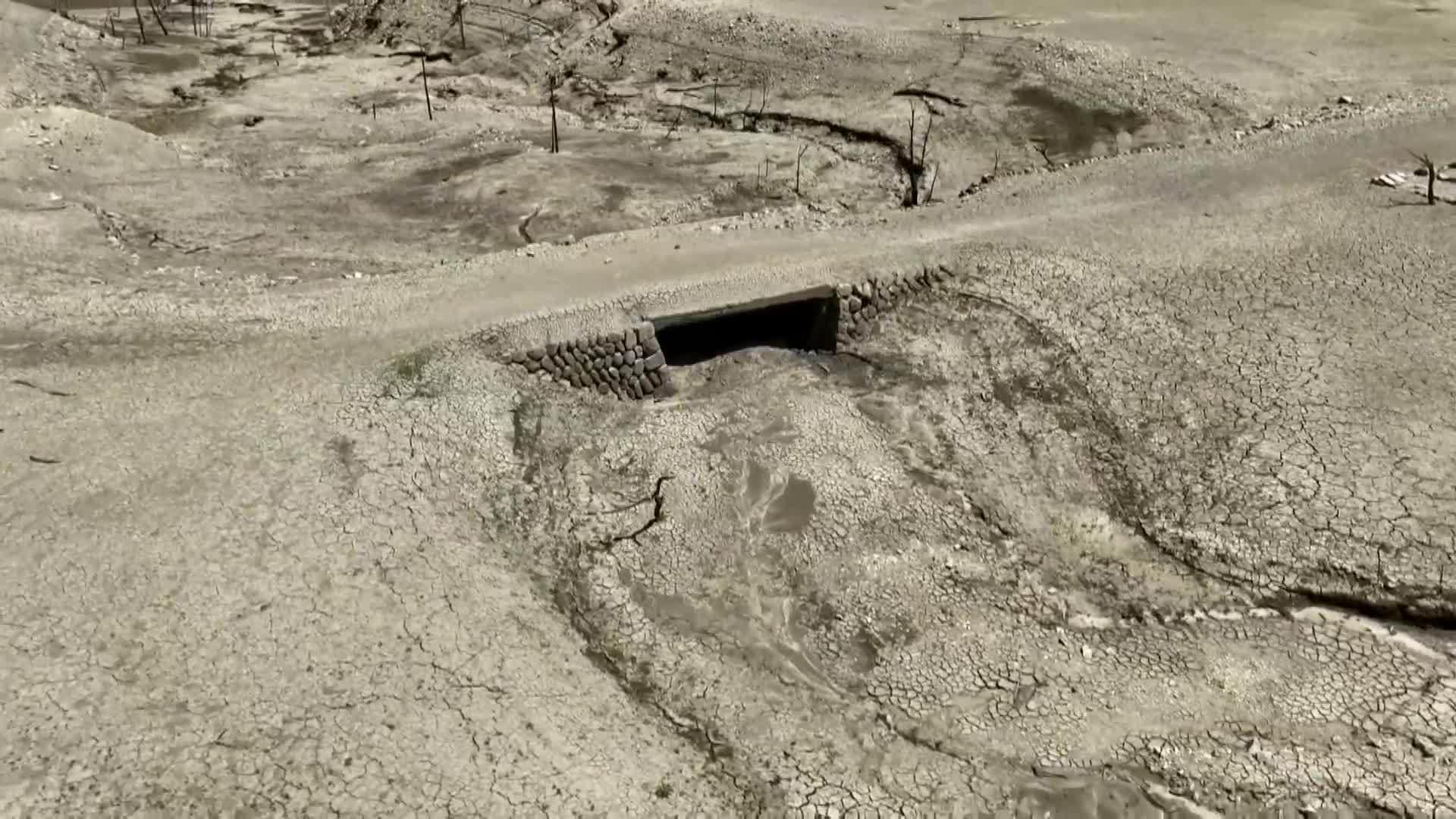 猛暑で渇水、ダムの水位低下し“幻の橋”や“旧庁舎の屋根”が出現 「こんな姿と想像つかない」 早明浦ダムでは取水制限開始