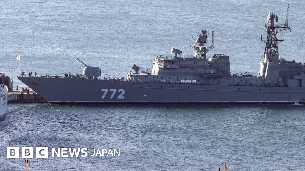 ロシアの軍艦が英プリマス沖で実弾演習、英仏軍が監視するなか