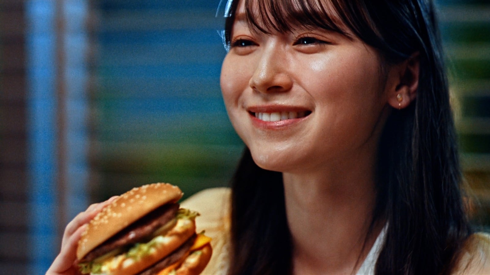 櫻坂46守屋麗奈「マクドナルド」新CM出演で“ビッグスマイル” 1980年代の人気アニメも登場