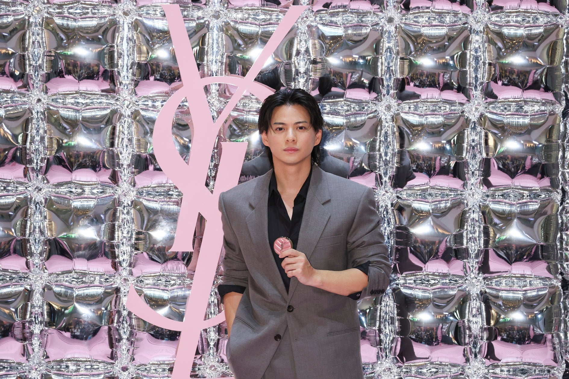 【YSL BEAUTY】「YSL メイクミーブラッシュ パウダー」チークがポイントの、夏にぴったりなメンズメイクでアンバサダー平野紫耀さん(Number_i)が登場