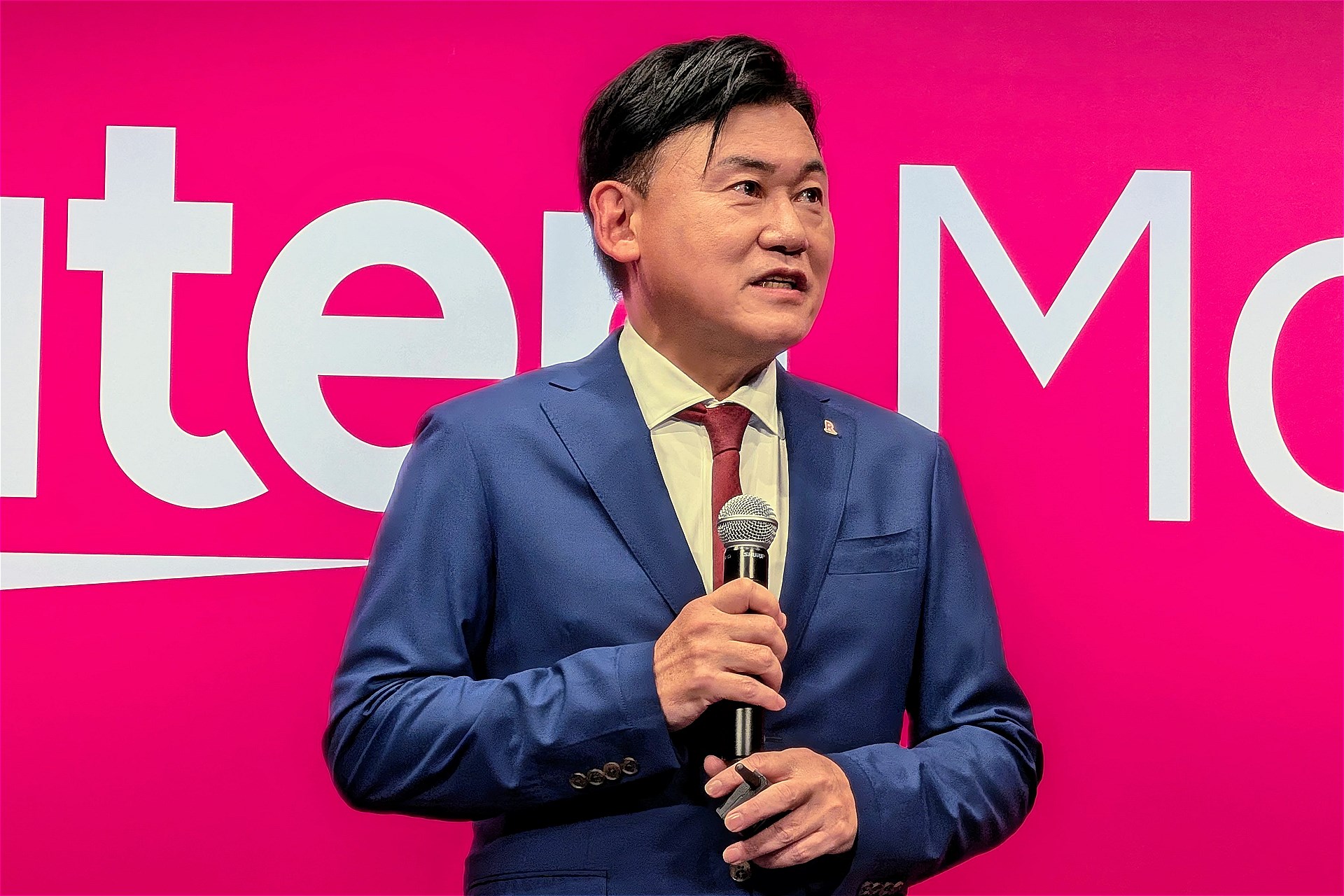 楽天モバイルの“値上げしない”宣言がもたらす波紋、その命運を握るのは