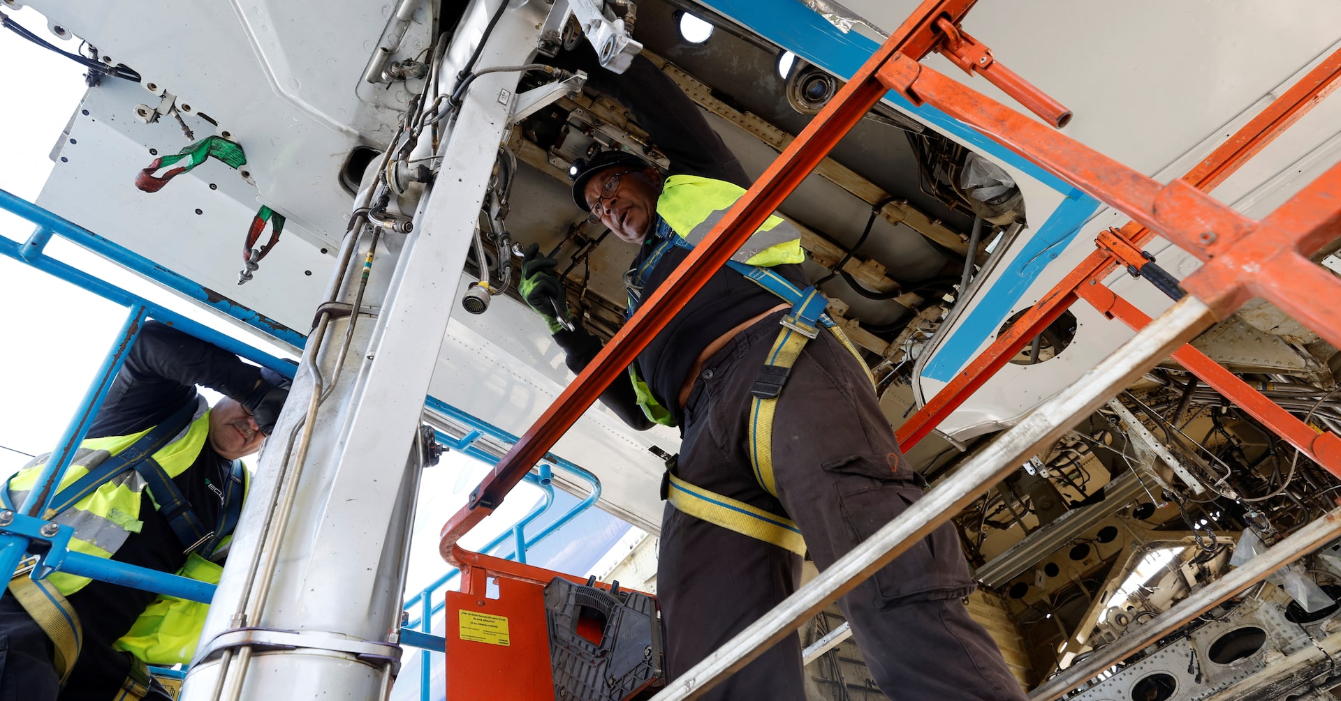 アングル：解体される「ほぼ新品」の航空機、エンジン不足の思わぬ余波