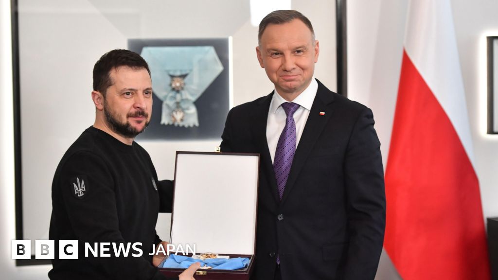 ゼレンスキー氏、ポーランド最高勲章を返上 剥奪すると言われ