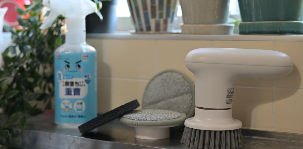 汚れにそっと当てるだけ。激落ちくんとコラボした電動ブラシ