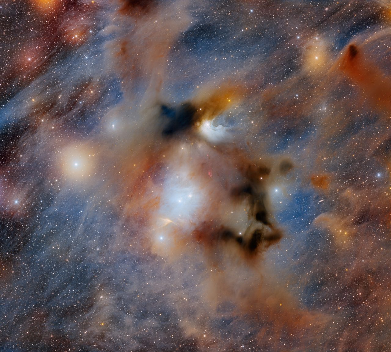 幻想的なカメレオン座の星形成領域 ダークエネルギーカメラが観測