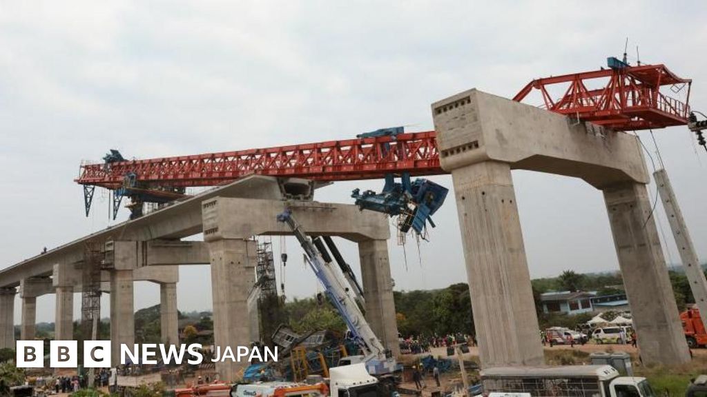 クレーン倒れ列車に衝突、少なくとも32人死亡 タイ