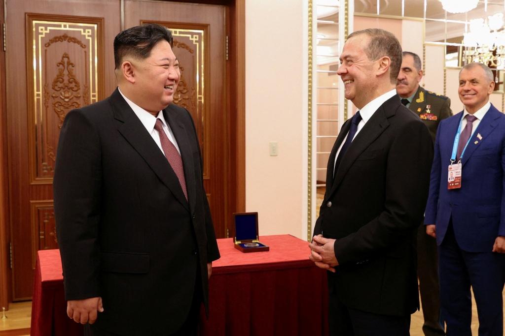 最新型駆逐艦のCIWSを急遽取り替えた北朝鮮、金正恩が抱く不安と恐れ イラン・ベネズエラへの米軍作戦で防空兵器の劣後が明白に(1/5)