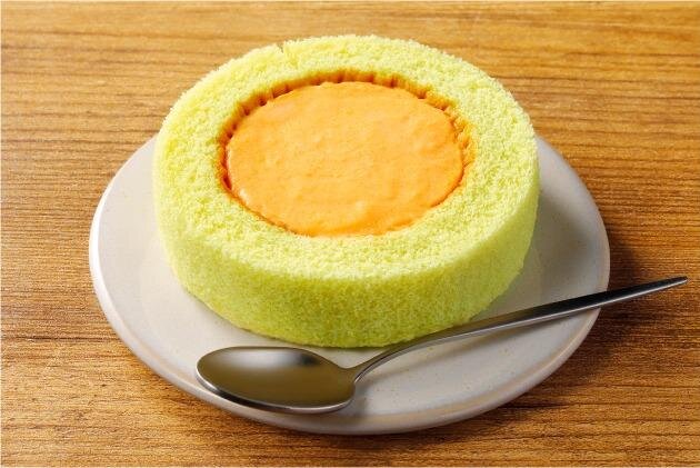 ローソン「ご当地プレミアムロールケーキ」赤肉メロンや“白バラコーヒー”クリーム、各地の名物がテーマ