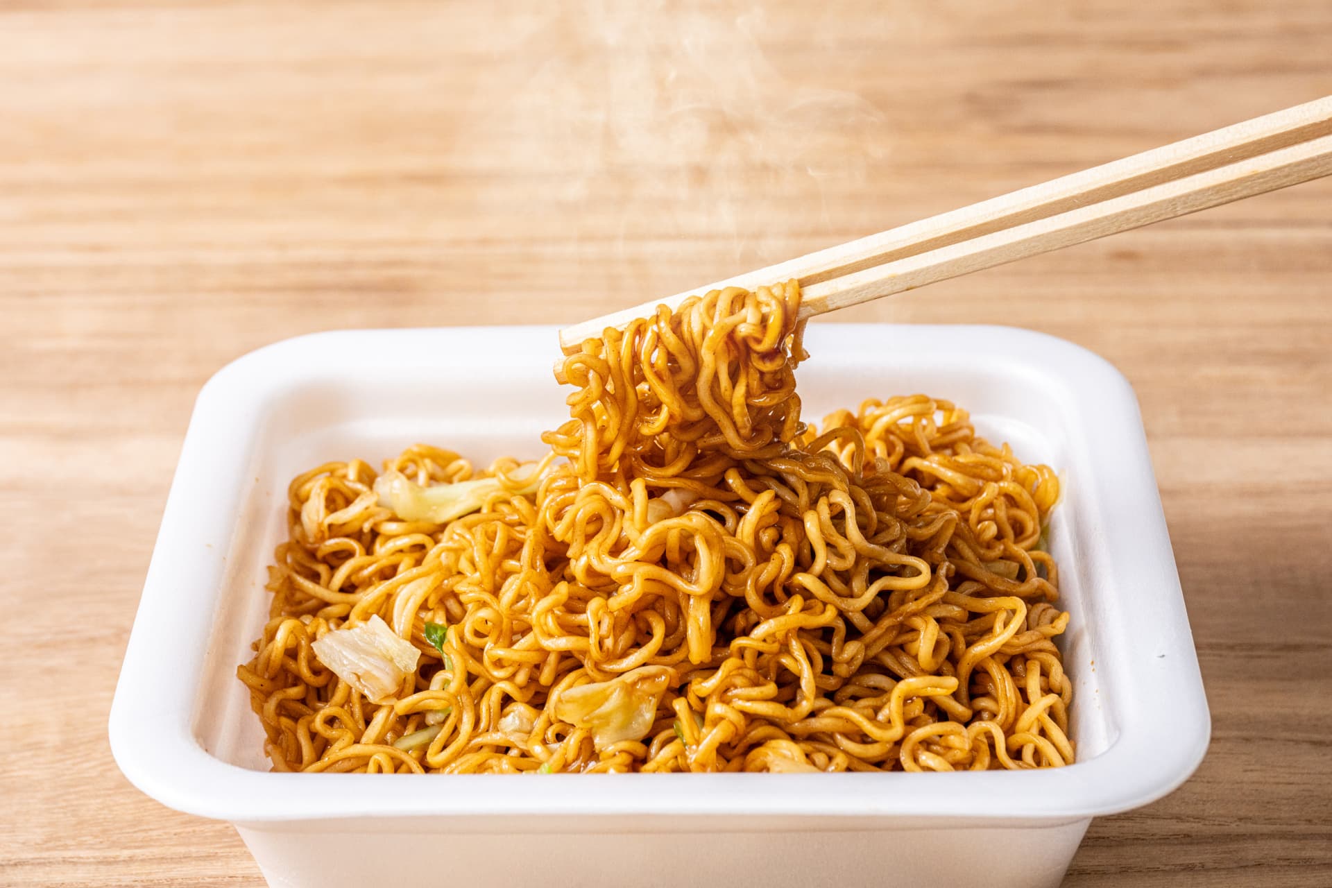 【関西在住者に聞いた】「ソースがうまいカップ焼きそば」ランキングTOP12！ 第1位は「日清食品 日清焼そばU.F.O.」【2026年最新調査結果】
