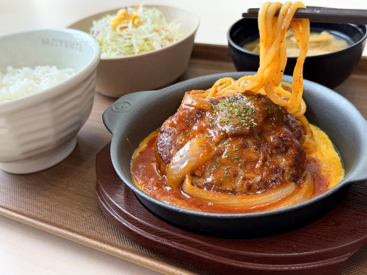 松屋の新作は「麺」!? ご当地コラボ「西条てっぱんナポリタンハンバーグ」限定発売、開発の裏側を聞いた