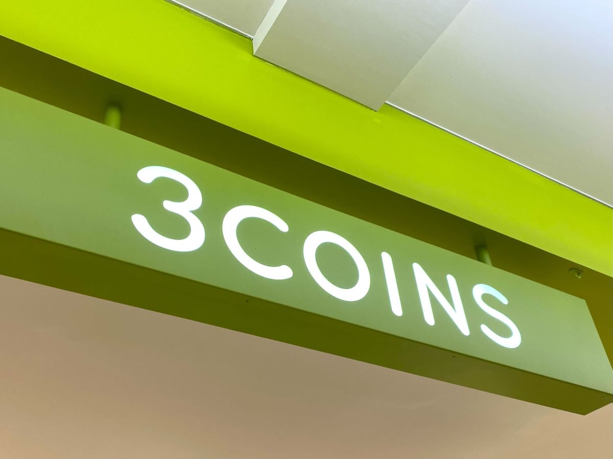 【スリコ】「3COINS」のデバイス10選！ 「回転式電源タップ」「カセットプレーヤー」などを紹介【2025年3月最新版】