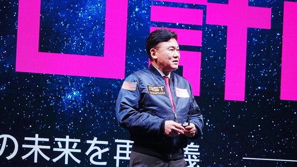 楽天モバイルは「知らないうちにスマホと衛星がつながる」――三木谷氏がアピール “アンテナマーク”はau Starlink Directと違う？