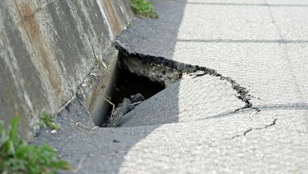 老朽化で道路陥没…Z世代「年収500万でもブルーカラーは嫌」が引き起こす「インフラ整備は後回し」の実情（東洋経済オンライン）