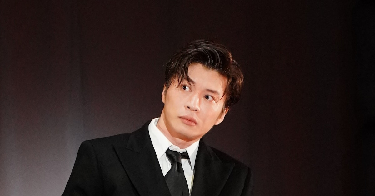 田中圭らの舞台写真公開、ブラックコメディ「陽気な幽霊」上演中（舞台写真あり）
