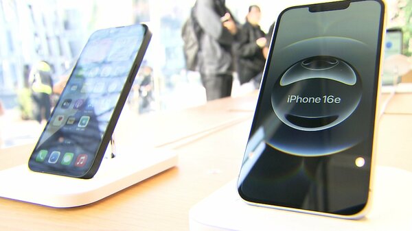 iPhone16e今日発売で東京都の新政策「高齢者のスマホ購入費助成金」に注目 都の「東京アプリ」普及につなげる狙いも高齢者は「いらない」「スマホ嫌い」