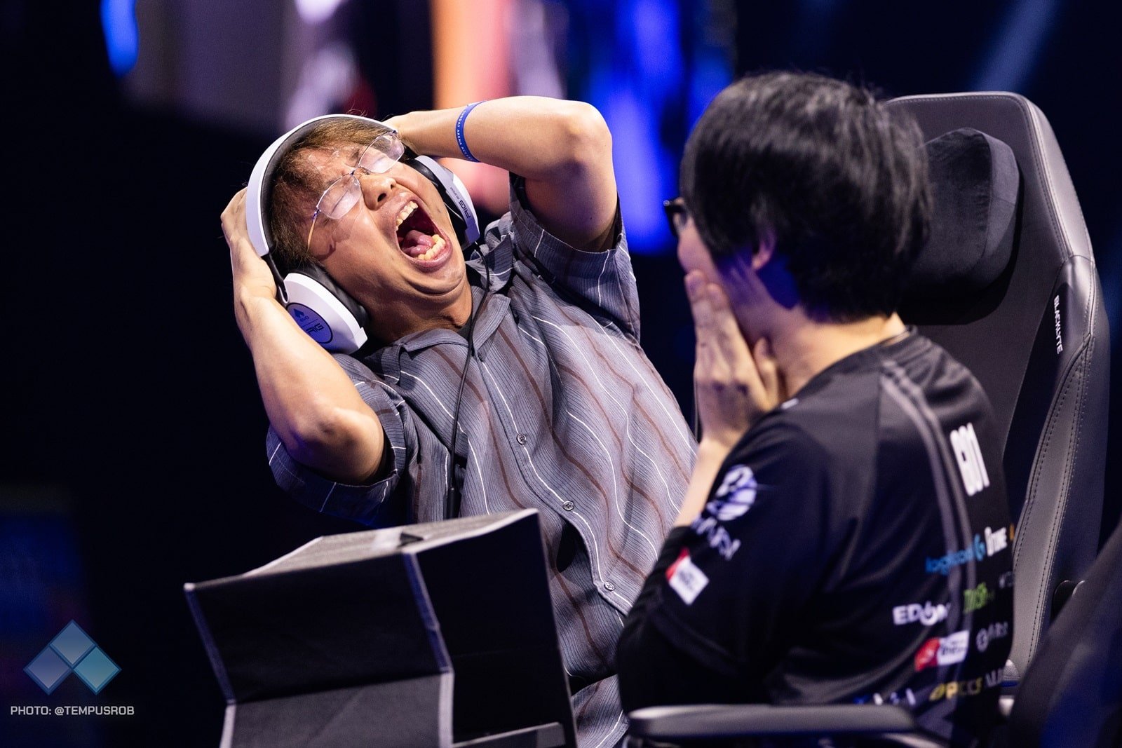 格闘ゲーム世界大会EVOで負けた選手が「全力すぎる悔しがり」見せ、困惑と笑いが広がる。10年前から続く“悔しがり芸”