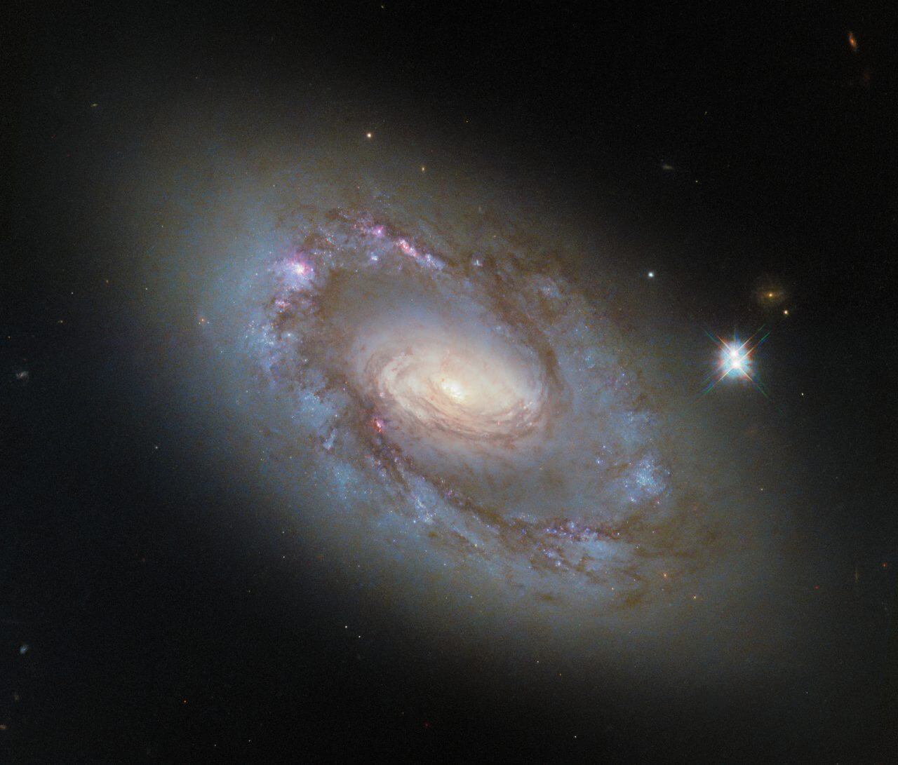 活動銀河核を宿した“おおぐま座”の渦巻銀河「NGC 4102」 ハッブル宇宙望遠鏡が観測