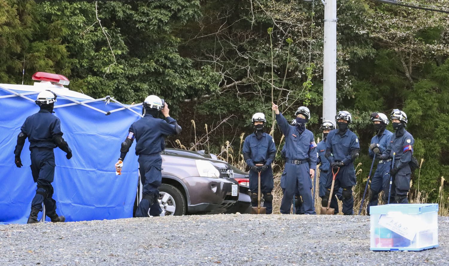 《京都小学生死体遺棄》「警察は初めから義父を疑っていた」安達優季容疑者の不可解な“結希くん捜索活動”「慌てた様子もない」「不気味に見えた」南丹市内の目撃者の声（文春オンライン）