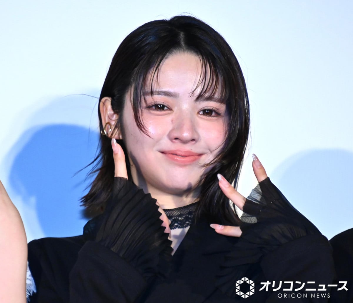 FRUITS ZIPPER鎮西寿々歌、メンバーからのサプライズに号泣 主演映画公開をお祝い＆ねぎらい