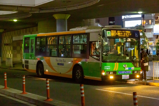 都営バス、深夜と土休日の運行縮小。4月以降、運転士不足が深刻で
