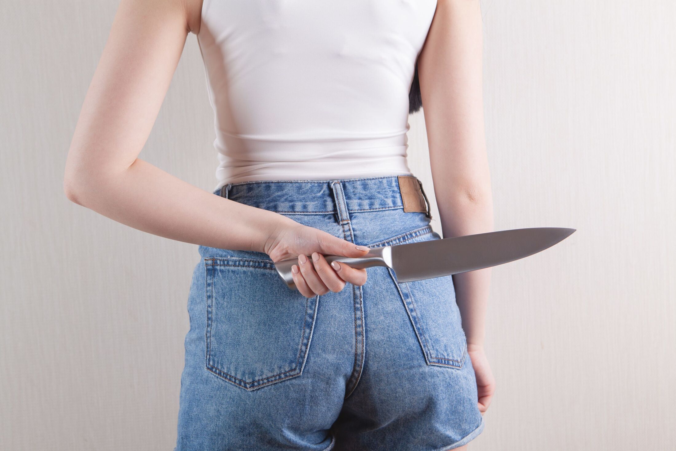 「スマホを叩き壊され、庭で土下座させられた」母親（58）を刺してバラバラに解体した“医学部9浪”の娘（31）が裁判で激白…なぜ彼女は母親に殺意を抱いたのか？（文春オンライン）