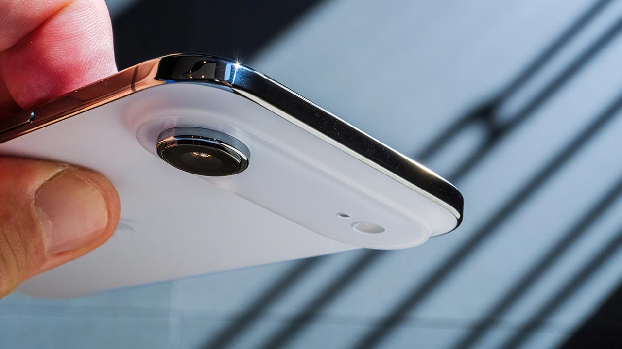 iPhone Airはなぜ苦戦する？超薄型スマホへの需要が伸び悩む、販売不振のワケ