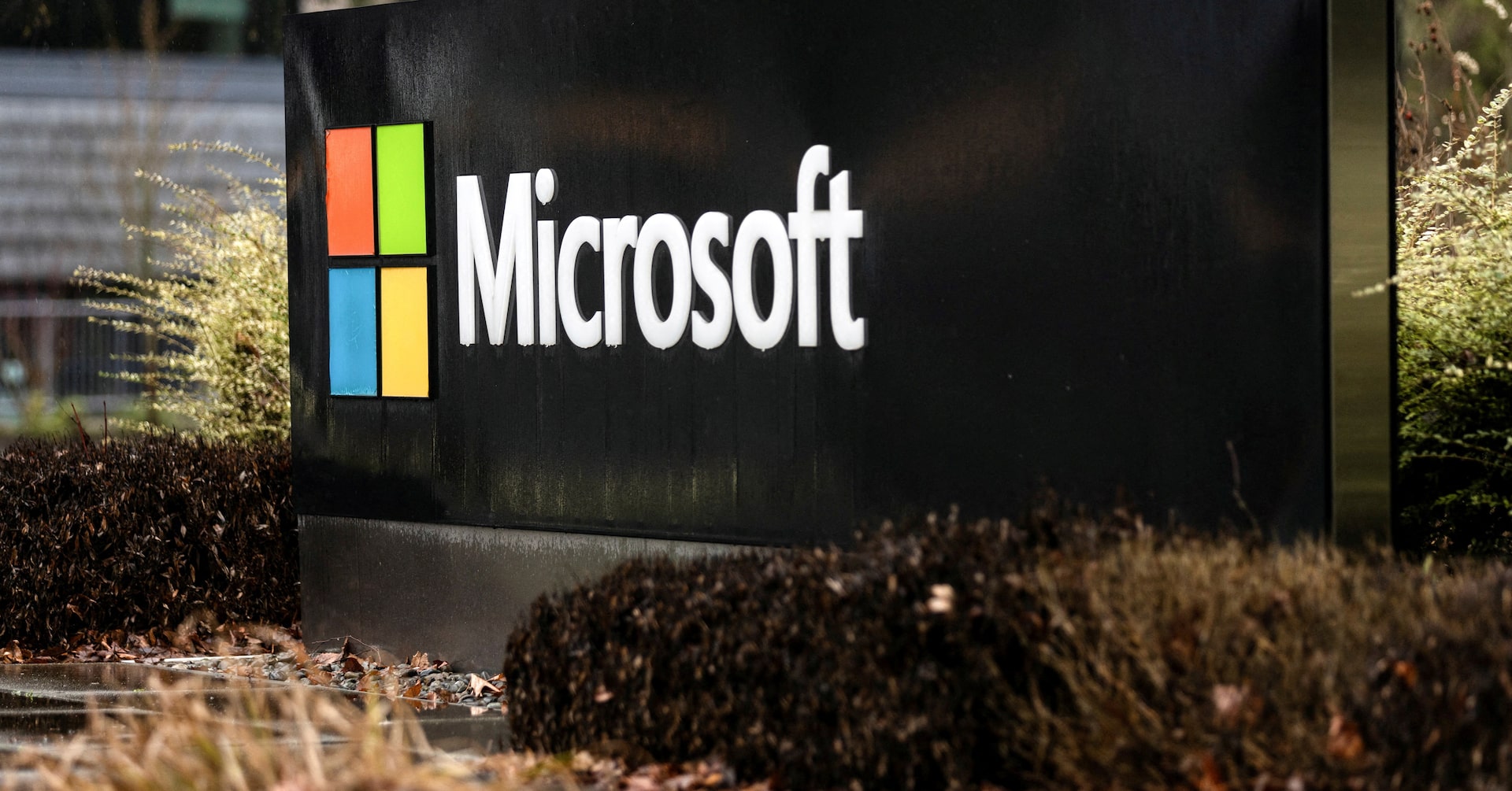 マイクロソフトのサーバーソフトウエアに攻撃、更新ソフト配布