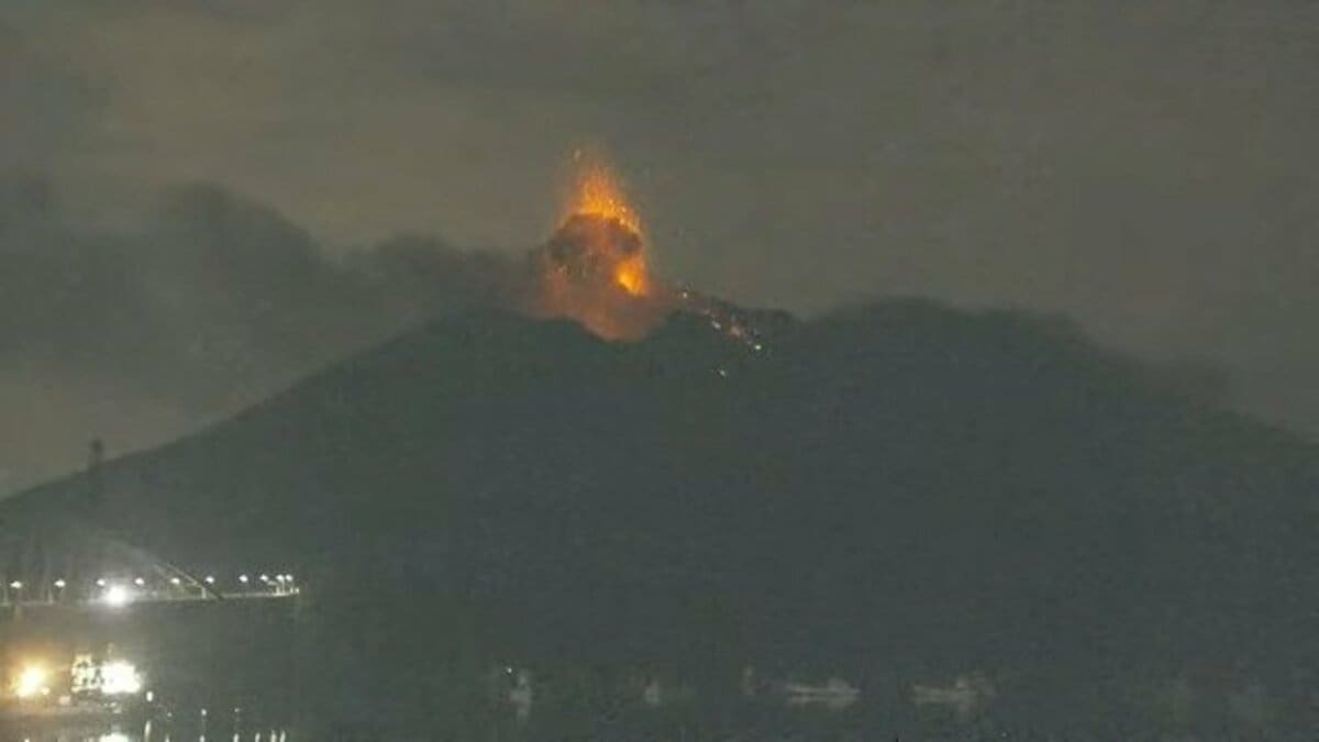 桜島で爆発 噴煙３０００メートル 噴石が８合目まで飛ぶ 鹿児島