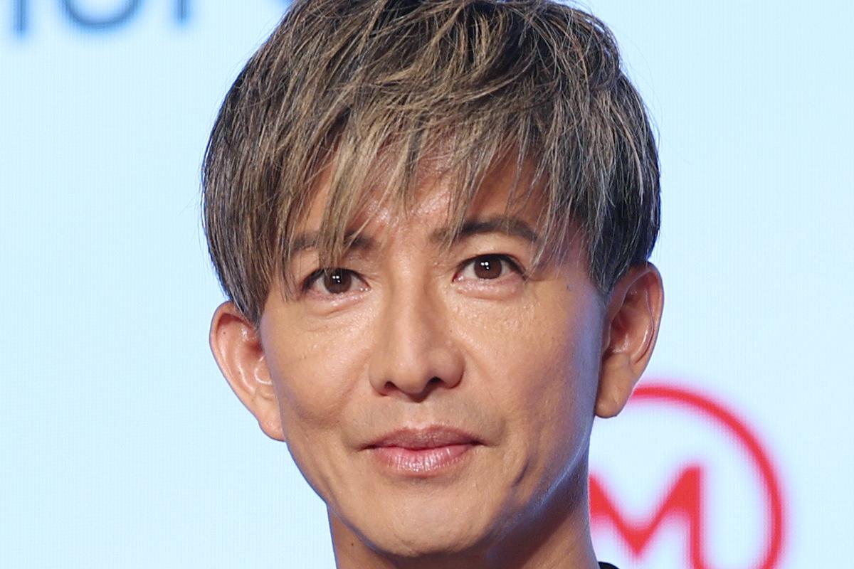 「キムタク」が“2000万円”の「高級ミニバン」との“2ショット”が話題に！ 後部座席でくつろぐ姿に「夢のよう」「カッコイイ」の声も！ 移動用の豪華「４人乗り仕様車」とは