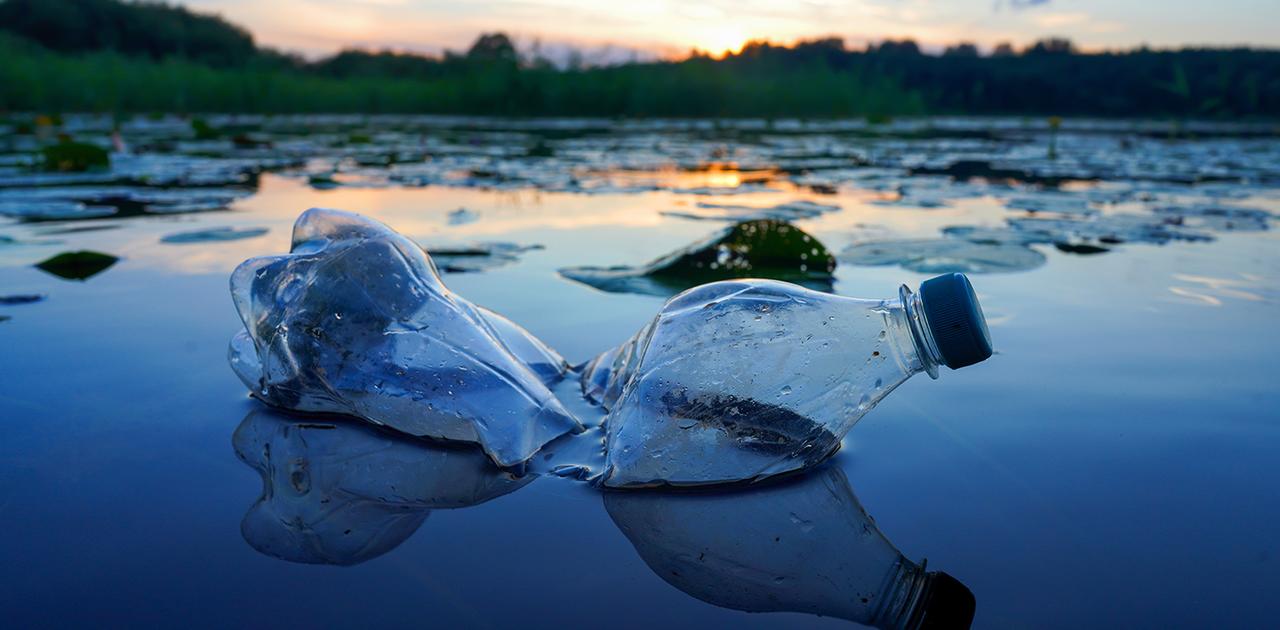 車の廃バッテリー液とプラごみから水素燃料をつくるレシピ