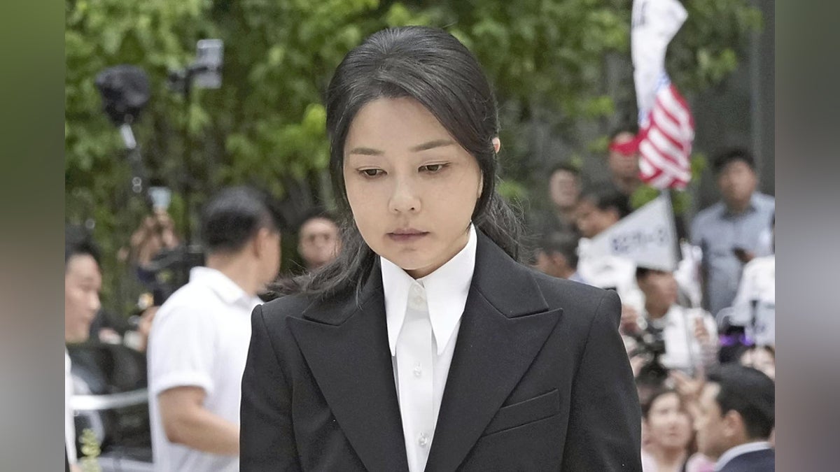 韓国の前大統領夫人、ブランドバッグ授受など１６事件巡り初の聴取…保守派反発「政治報復だ」