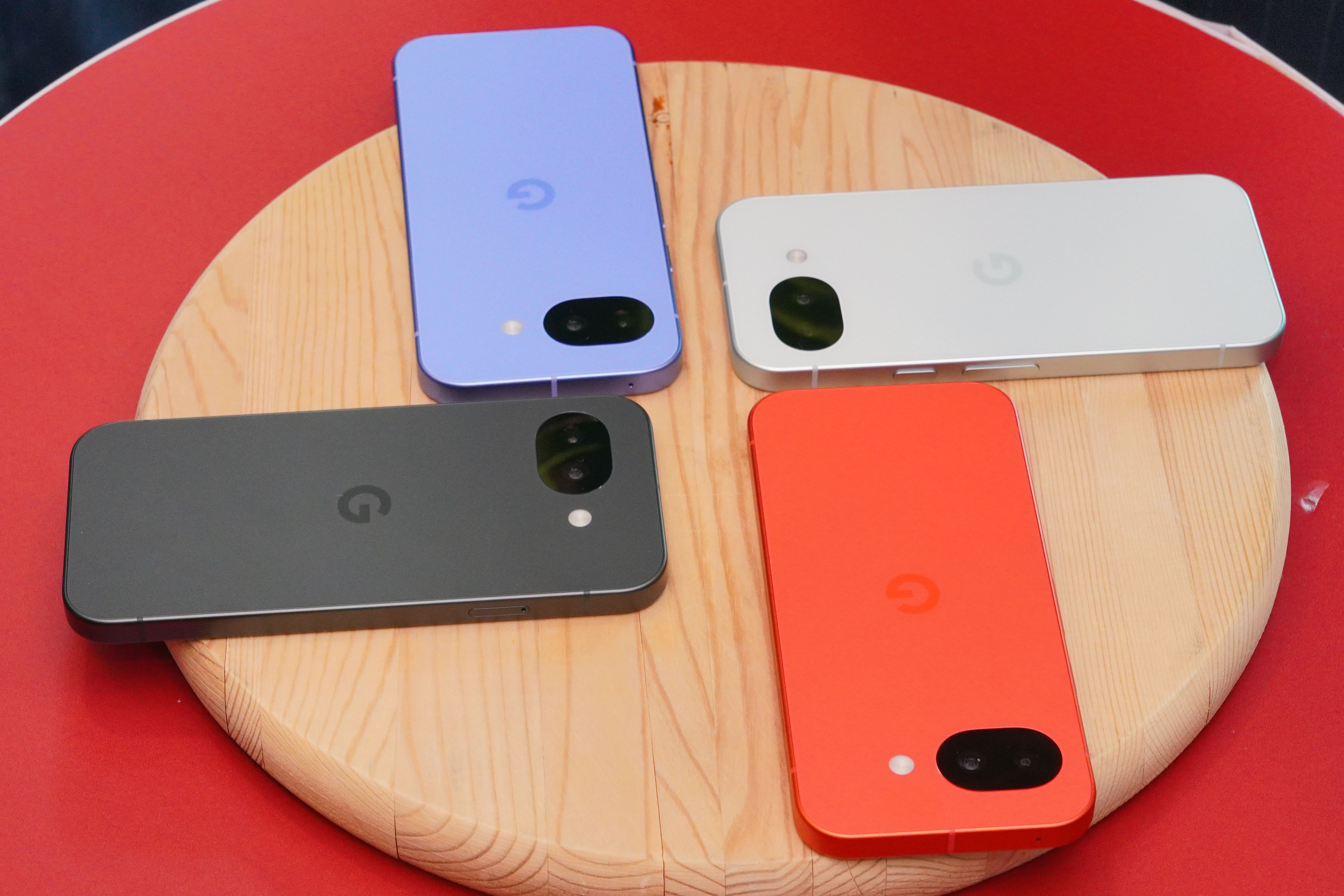 出っ張り消えた！ 新デザイン採用の「Pixel 10a」実機で外観チェック